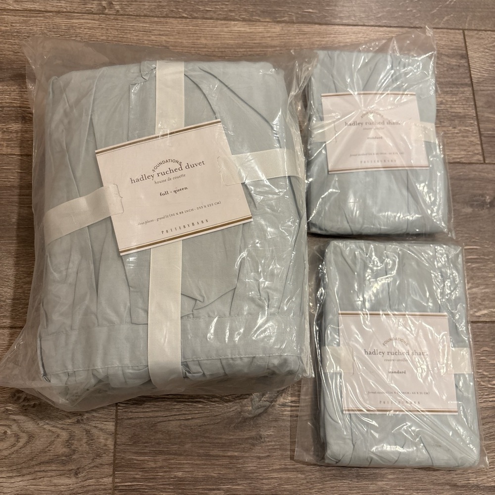 Pottery Barn Hadley Ruched Duvet Cover and 2 Sham